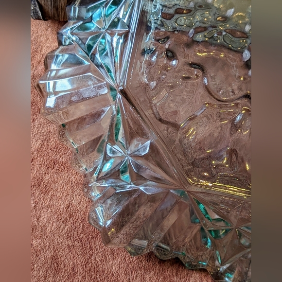 Vintage Collectible Green Glass Scalloped Edge Fruit Bowl - Picture 13 of 15